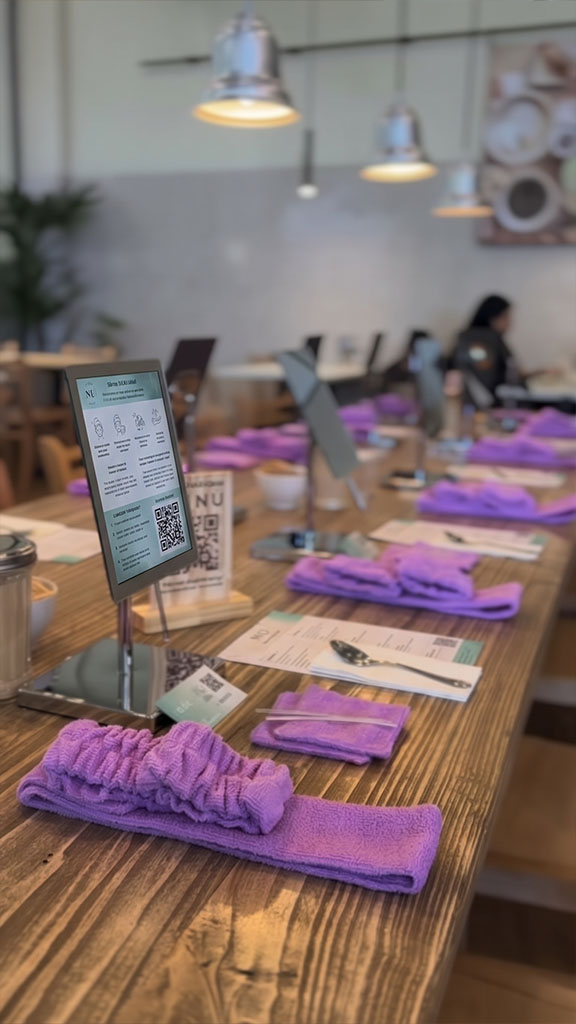 Vinchas de skincare sobre una mesa, correspondientes al premio de Octubre Rosa