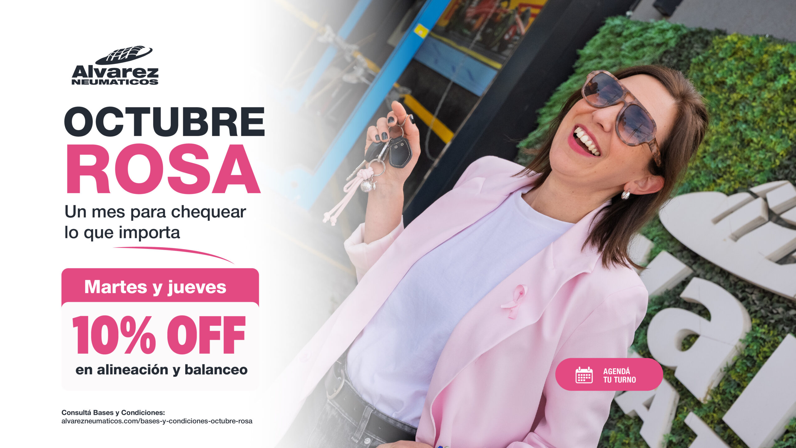 Clienta sonriente con blazer rosa y lazo de Octubre Rosa, sosteniendo las llaves de su auto en Alvarez Neumáticos
